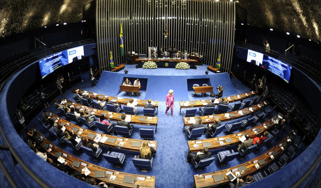 A pauta do Senado começa a semana trancada por duas medidas provisórias que devem ser votadas na próxima terça-feira 3; os senadores devem apreciar as proposições que estão na ordem do dia na Casa; o primeiro item é o projeto de lei do senador Roberto Requião que trata do direito de resposta de pessoas que se sentirem ofendidas por matérias divulgadas na imprensa