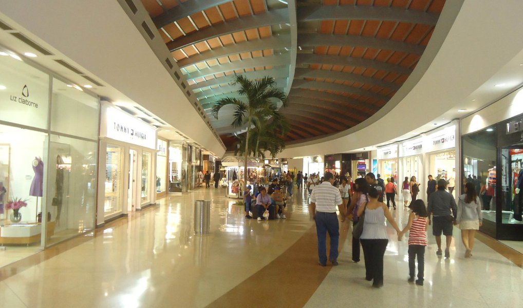 Governo venezuelano determinou que os centros comerciais do país gerem sua própria eletricidade durante quatro horas por dia a partir desta quarta-feira; medida faz parte de um plano de racionamento para enfrentar os efeitos do fenômeno climático El Niño; medida será aplicada por quatro meses e será válida para estabelecimentos que excedam 100 KVA em potência