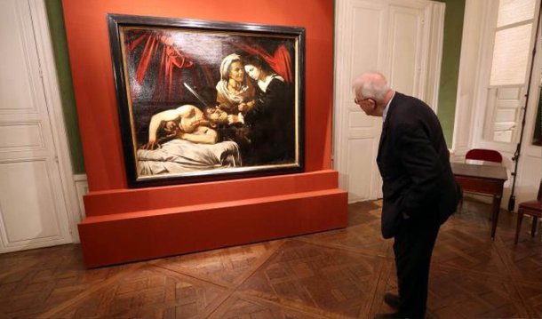 Pintura encontrada no sótão de uma casa no sudoeste da França dois anos atrás foi atribuída ao mestre italiano Caravaggio; obra, que mostra a heroína bíblica Judite decapitando um general assírio, foi encontrada pelos donos de uma casa que fica próxima da cidade de Toulouse quando investigavam um vazamento e pode valer 120 milhões de euros (US$ 137 milhões)