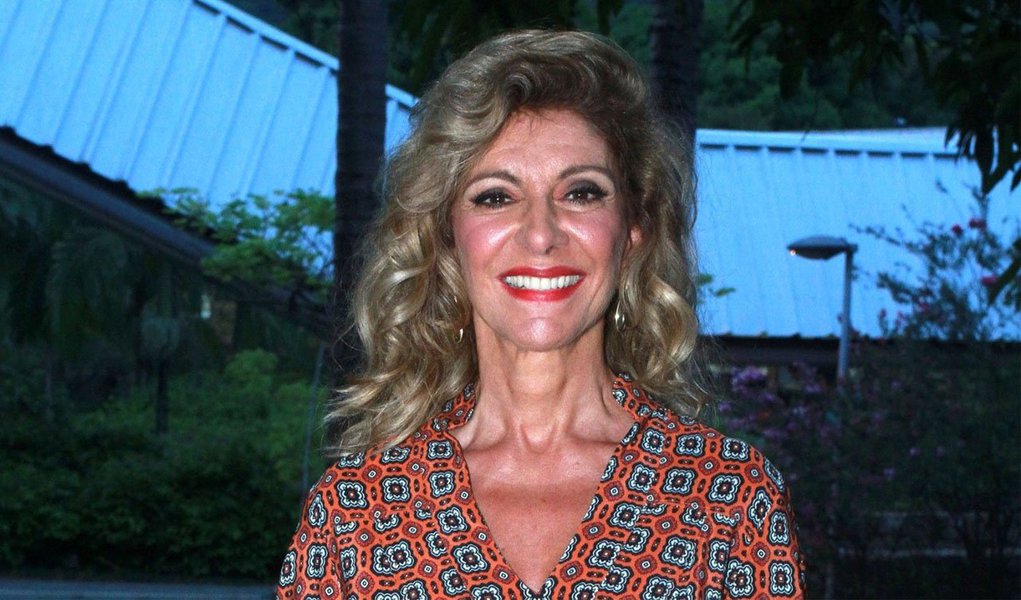 A atriz Marília Pêra morreu neste sábado, 5, por volta das 6 horas, em sua casa, na Zona Sul do Rio; causa da morte ainda não foi informada; a atriz se afastou do trabalho recentemente devido a um desgaste ósseo; Marília Trabalhou em mais de 50 peças, quase 30 filmes e cerca de 40 novelas, minisséries e programas de televisão. Um dos últimos trabalhos da atriz foi sua participação na série "Pé na Cova', da TV Globo