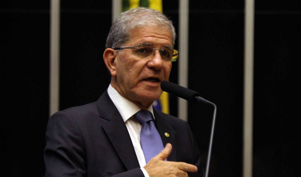 O deputado federal Chico D'Angelo (PT-RJ) mostrou confiança na derrota do pedido de impeachment da presidente Dilma; na casa; "O setor minoritário que defende isso, começa a ser minoritário aqui dentro e também nas ruas", afirmou, durante pronunciamento na Casa; o parlamentar afirmou que os atos do dia 18, e os marcados para esta quinta contra o impeachment "não são atos partidários"; segundo ele," uma parcela grande de deputados dessa casa, que vai perder o impeachment, vai ver que perdeu quase um ano de seu mandato" com pautas conservadoras, retrógradas
 
