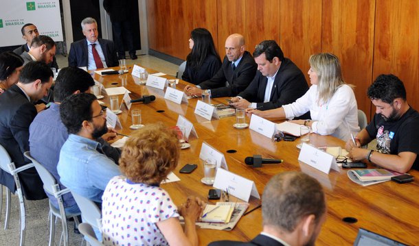 Frustrada a tentativa de senadores e deputados do Distrito Federal de contribuir para um acordo entre o governo local e os servidores que estão mobilizados para garantir o pagamento da terceira parcela do reajuste concedido a mais de 30 categorias dos servidores a partir de 2013; no encontro, o governador Rodrigo Rollemberg reiterou aos setes (de 11) parlamentares do DF que não há dotação orçamentária para honrar com o compromisso; para a deputada Erika Kokay (PT), o governador não guarda coerência com sua própria história e suas ações