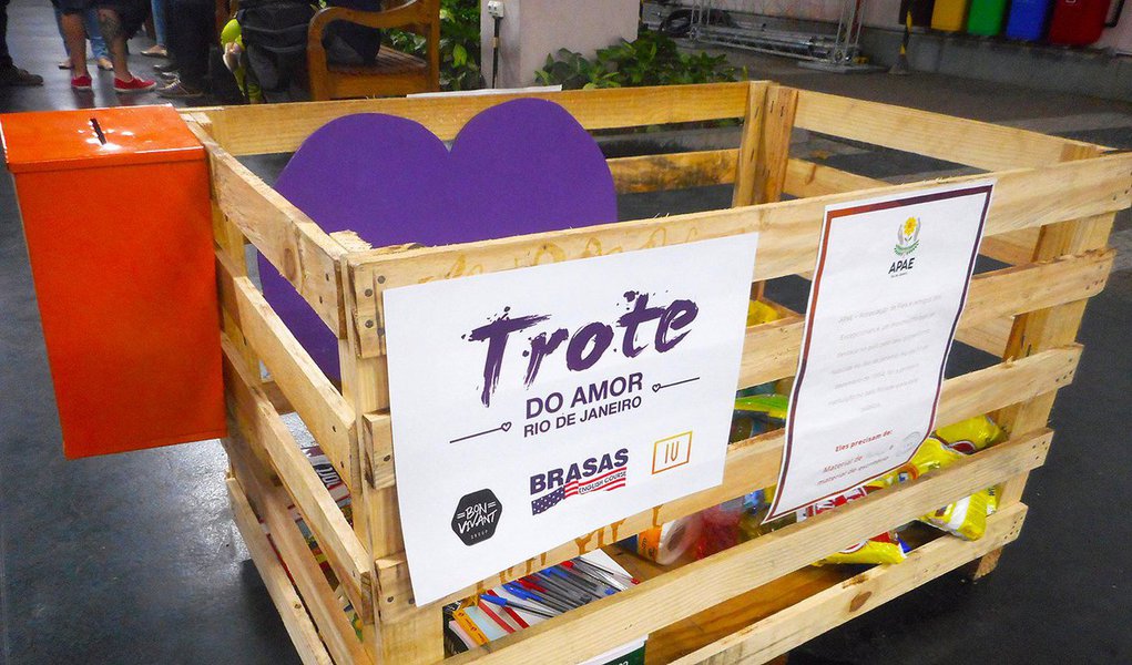 Com o objetivo de transformar a cultura do trote violento em ações de cunho social, que mobilizem calouros e veteranos, o projeto Trote do Amor chega à segunda edição este ano em universidades do Rio de Janeiro; a proposta de trocar violência e humilhação por uma competição de doações conseguiu arrecadar 5,5 toneladas de alimentos em 2015, volume que a organização pretende superar este ano