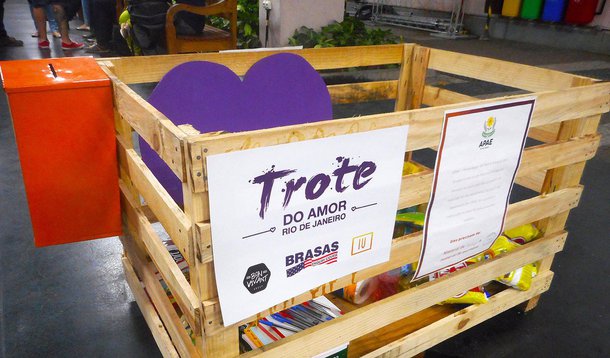 Com o objetivo de transformar a cultura do trote violento em ações de cunho social, que mobilizem calouros e veteranos, o projeto Trote do Amor chega à segunda edição este ano em universidades do Rio de Janeiro; a proposta de trocar violência e humilhação por uma competição de doações conseguiu arrecadar 5,5 toneladas de alimentos em 2015, volume que a organização pretende superar este ano