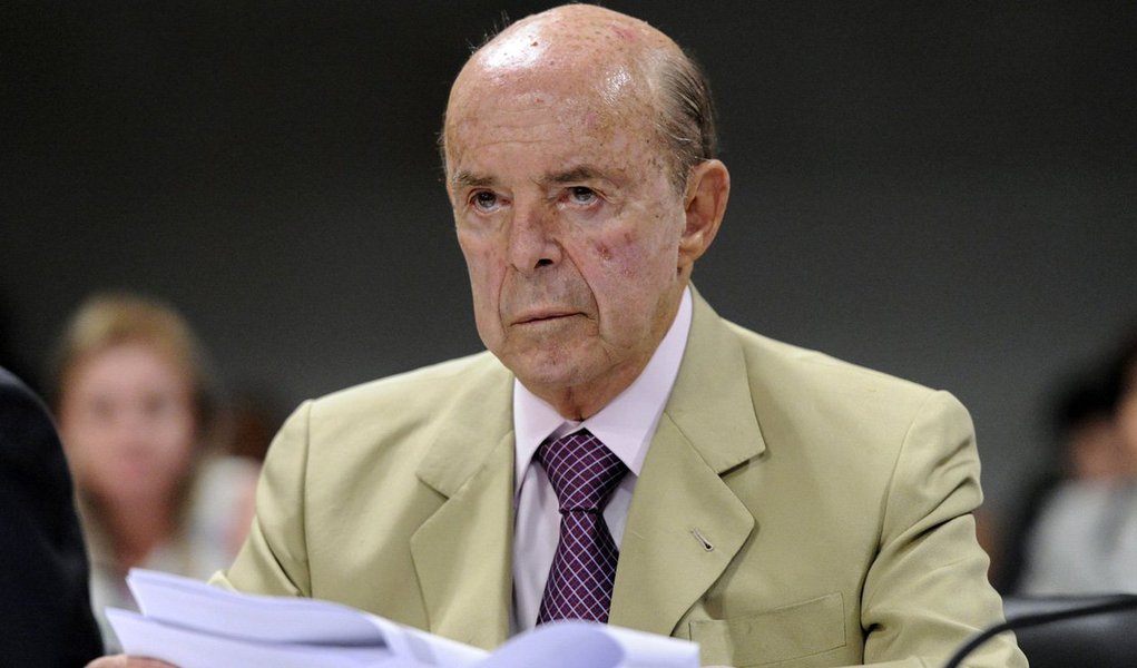 Presidente de honra do PP, um dos partidos da base aliada de Dilma Rousseff, Francisco Dornelles avalia que a presidente não será apeada do poder pelo impeachment, pois, apesar do rompimento do PMDB, o governo tem costurado bem os apoios dos partidos médios e pequenos; "Estão dando para eles o que era do PMDB, e isso tem um efeito muito grande", diz; segundo o governador do Rio em exercício, o Supremo Tribunal Federal (STF) também poderá derrubar a decisão do Congresso, e, se não o fizer, o próximo governo será inviabilizado por um Partido dos Trabalhadores 'mordido'