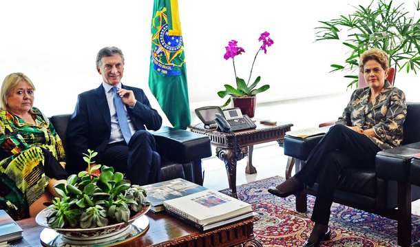 Quem fez o anúncio foi a chanceler do governo argentino, de Mauricio Macri, Susana Malcorra; cláusula democrática do bloco prevê sanções aos países que desrespeitarem os processos eleitorais; reunião de emergência entre chanceleres está sendo organizada para tratar da crise brasileira; Malcorra afirmou nesta segunda-feira 21 que o Mercosul pretende divulgar "o mais rápido possível" uma nota de apoio institucional ao governo da presidente Dilma Rousseff, alvo de um processo de impeachment no Congresso