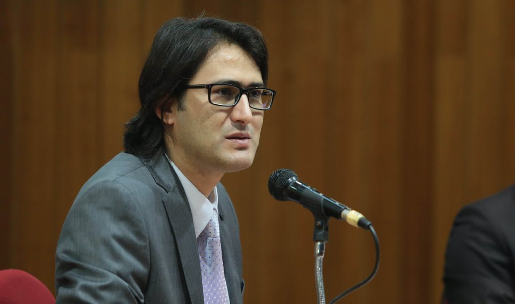 Para o promotor de justiça e coordenador dos núcleos de Direitos Humanos do Ministério Público do Distrito Federal e Territórios (MPDFT), Thiago Pierobon, sempre houve racismo no Brasil, mas a prática era tolerada pela sociedade como algo "normal e natural"; "A partir do instante em começamos a denunciar que existe o racismo, vemos pessoas se manifestando publicamente contra ações afirmativas, dizendo que não existe racismo no Brasil e se posicionando contra tais ações"; para ele, o ponto mais importante é discutir o racismo nas escolas; assunto foi debatido na 4ª Sernegra - Semana de Reflexões sobre Negritude, Gênero e Raça do Instituto Federal de Brasília