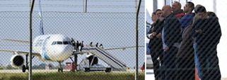 O homem que desviou um avião do Egito para o Chipre foi detido pelas força de segurança locais; informação foi divulgada minutos depois de quatro das sete pessoas que o homem mantinha reféns terem abandonado a aeronave, três pela porta e outra pela janela da cabine dos pilotos; o Airbus A-320 da EgyptAir fazia a ligação entre Alexandria, no Norte do Egito, e o Cairo, e foi desviado para Larnaca, no Sul da ilha de Chipre; segundo o presidente de Chipre, Nicos Anastasiades, as motivações do sequestro ainda não são claras, mas "não estão ligadas ao terrorismo"