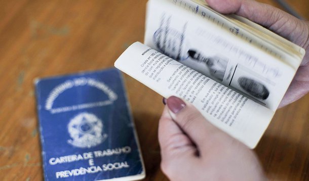 Segundo o Cadastro Geral de Empregados e Desempregados (Caged) divulgado pelo Ministério do Trabalho nesta quinta-feira, o Brasil fechou 596.208 vagas formais de trabalho em dezembro, somando no ano 1,542 milhão de postos perdidos