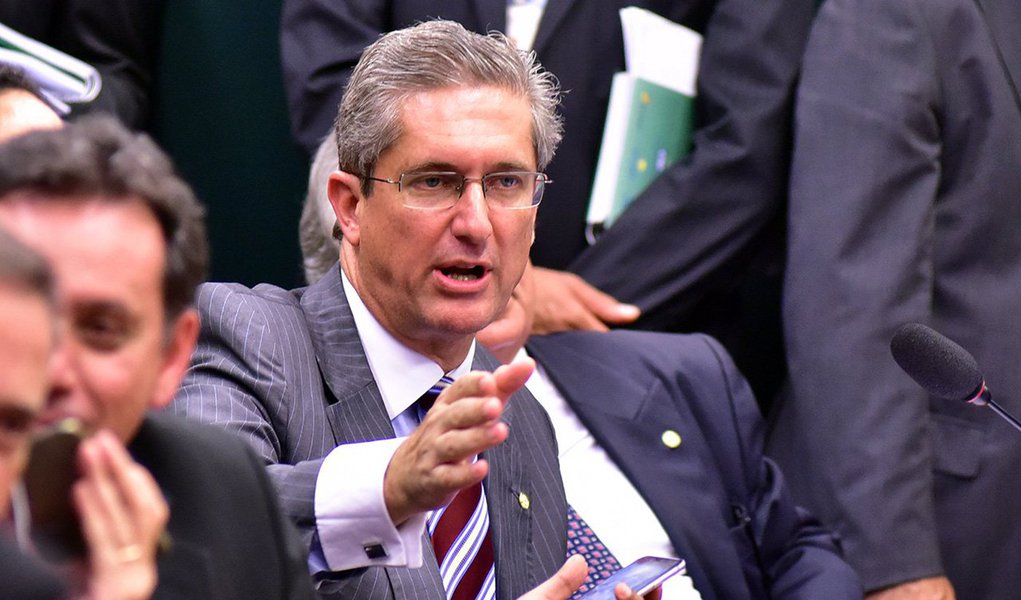 Deputado Rogério Rosso (PSD-DF), presidente da comissão do impeachment da presidente Dilma Rousseff na Câmara, afirmou que espera submeter ao plenário a votação do processo no próximo mês de abril; "Imagino que, sendo esses prazos cumpridos nos seus limites, a partir do dia 11 de abril, o relatório do processo de impeachment poderá ser levado ao plenário. De 11 a 15 de abril, na primeira quinzena de abril. Não se trata de antecipar ou ganhar prazos, se trata do rito", disse; segundo ele, a bancada do PSD está liberada para votar como bem entender no processo