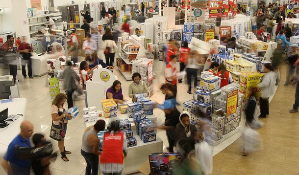 Apesar da Pesquisa Mensal de Comércio (PMC), realizada pelo IBGE, apontar o primeiro resultado positivo desde fevereiro com o  crescimento de 0,6% do volume de vendas do comércio varejista em outubro, as perspectivas para os próximos meses continuam em queda; "O resultado de outubro não aponta para uma tendência de recuperação do volume de vendas nos próximos meses.", diz o economista da CNC Fabio bentes; inflação dos alimentos em novembro e queda pelo segundo mês seguido todos os dez segmentos pesquisados associados a uma retração do setor que chega a 3,6% em 2015, são os fatores que levam a projeção de um cenário conturbado para os próximos meses