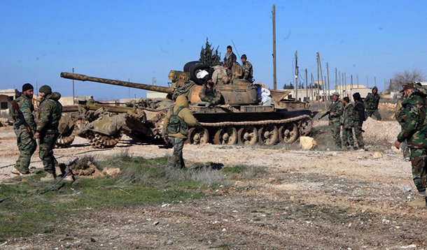 Ofensiva do Exército sírio na  Província de Aleppo, que começou este mês, já deixou ao menos 50 mortos, segundo o Observatório Sírio para Direitos Humanos; número inclui pelo menos 100 civis; Exército sírio, com apoio de ataques aéreos russos, iniciou movimentação para retomar Aleppo e áreas que se estendem até a fronteira com a Turquia 