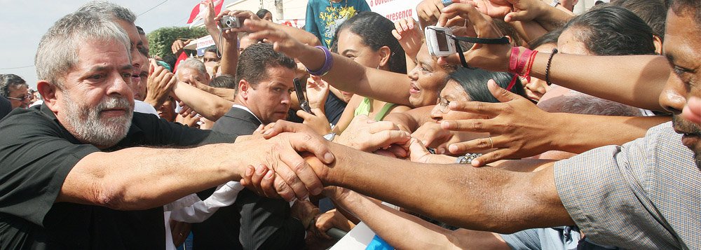 Para o sociólogo e colunista do 247 Emir Sader, "desde que mudou o país, trazendo crescimento com distribuição de renda e controle da inflação, recuperando o papel do Estado e retirando milhões de brasileiros da pobreza e da miséria, o ex-presidente Lula é alvo de toda artilharia possível da direita, para acumular suspeitas em busca da rejeição do povo ao ex-presidente"; "Já terminaram com a reeleição – como já tinham feito uma vez -, contra o Lula, diminuíram o tempo de campanha, pelo pânico do Lula falando para todo o país", afirma; para Emir, o Brasil está dividido entre quem tem medo do Lula e que tem esperança nele; leia íntegra