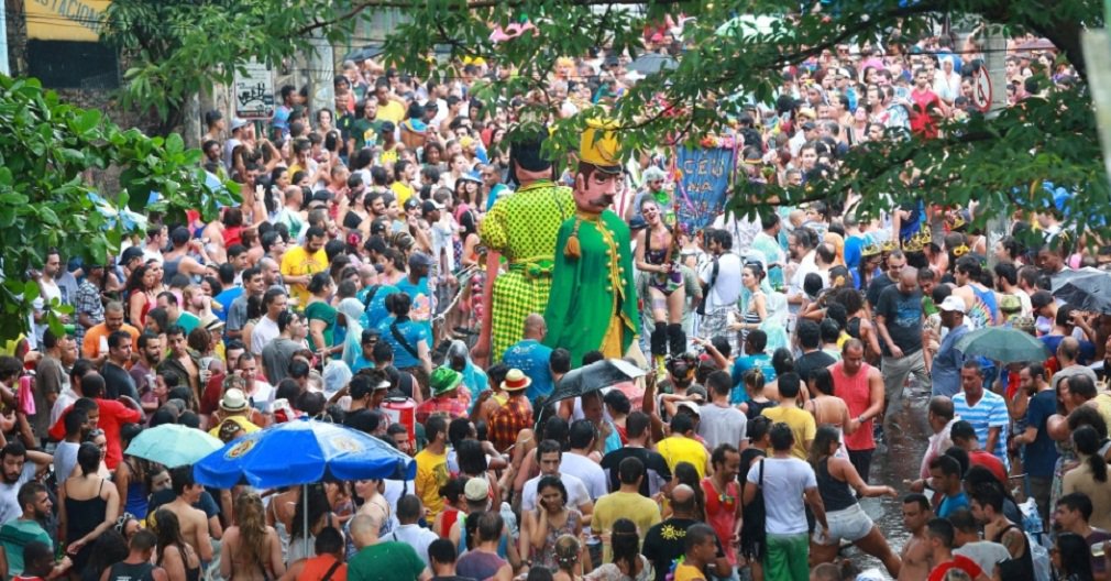 Os cariocas e turistas que estão no Rio de Janeiro têm uma agenda de mais de 20 blocos em várias partes da cidade para aproveitar o pré-carnaval deste sábado, que começou com uma trégua da chuva e sol entre nuvens; de acordo com as estimativas de público divulgadas pela prefeitura, o número de foliões nas ruas pode passar de 100 mil; programação tem ainda a tradicional Banda de Ipanema, que desfila das 17h30 às 22h, com uma expectativa de público que chega a 50 mil pessoas