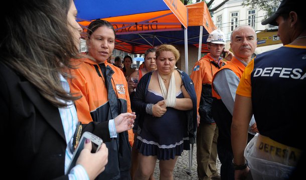 Uma semana depois da explosão que atingiu 54 imóveis na Rua São Luiz Gonzaga, em São Cristóvão, zona oeste do município do Rio, muitas das mais de 70 famílias desalojadas continuam esperando por um primeiro contato da prefeitura; segundo várias pessoas afetadas pelo incidente, a ação do governo municipal se resumiu a distribuição de copos d'água e a um cadastro feito pela Defesa Civil, no dia da tragédia