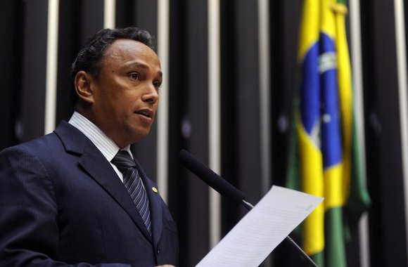 Para Sibá Machado, o pedido de impeachment é “frágil e inconsistente”; a oposição sabe disso, segundo ele, e "está tentando encontrar algum elemento que venha a robustecer essa peça"; a ideia da oposição é anexar à peça análise do Ministério Público de Contas, vinculado ao Tribunal de Contas da União (TCU), segundo a qual o governo teria feito, em 2015, operações que violam a Lei de Responsabilidade Fiscal; na avaliação do líder do PT, entretanto, não há “robustez” nessa tese