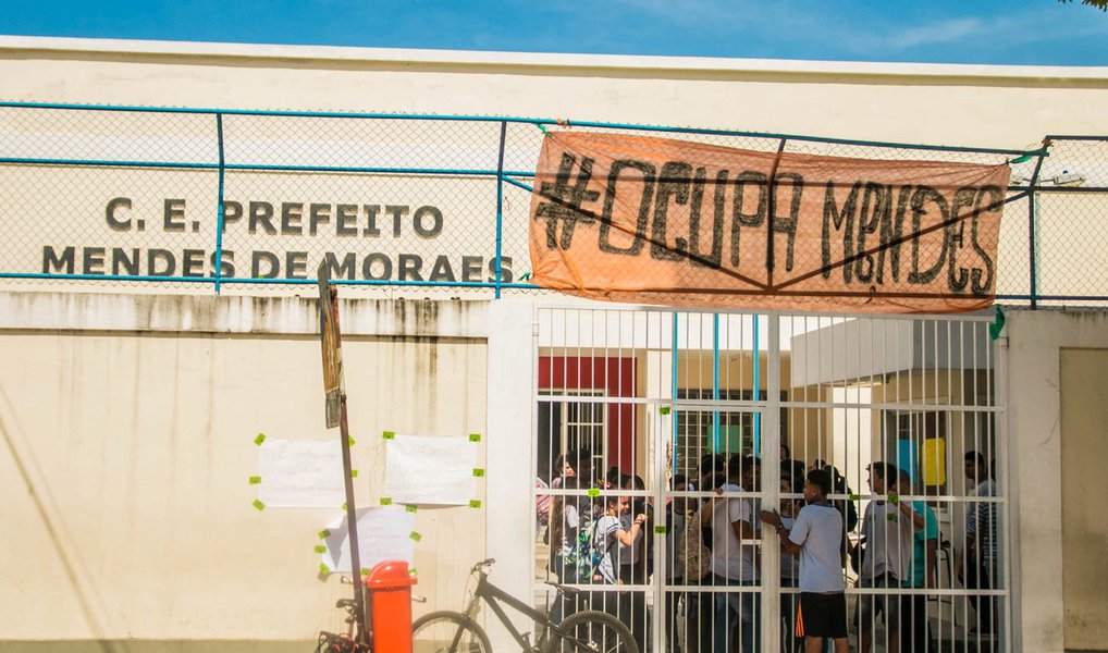 Representantes da Secretaria Estadual de Educação do Rio de Janeiro farão, ao longo desta semana, visitas às 46 escolas ocupadas por estudantes. Segundo o chefe de gabinete da secretaria, Caio Castro Lima, representantes da Secretaria de Estado de Assistência Social e Direitos Humanos e do Ministério Público também participarão das visitas; de acordo com Castro Lima, o objetivo é obter uma interação mais direta com os alunos