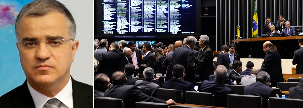 "O governo fez um trabalho na últimas semanas de distribuição de cargos de segundo e terceiro escalão para reorganizar a sua base de apoio no Congresso, sobretudo na Câmara, Casa na qual tem maior dificuldade. Hoje haverá um teste sobre a eficácia desse trabalho", afirma o jornalista Kennedy Alencar, sobre a votação da proposta chamada de repatriação de recursos, importante para a receita do governo