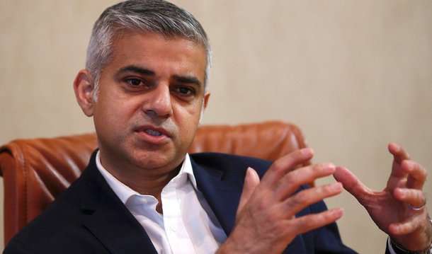 Candidato de oposição Sadiq Khan, do Partido Trabalhista, é o franco favorito para vencer a eleição de quinta-feira para a Prefeitura de Londres, depois de uma disputa marcada por tensões religiosas e acusações de racismo; Khan, filho de um motorista de ônibus, tem até 20 pontos percentuais de vantagem sobre seu adversário conservador, Zac Goldsmith; se vencer, ele sucederá o também conservador Boris Johnson e se tornará o primeiro muçulmano a comandar uma grande capital ocidental
