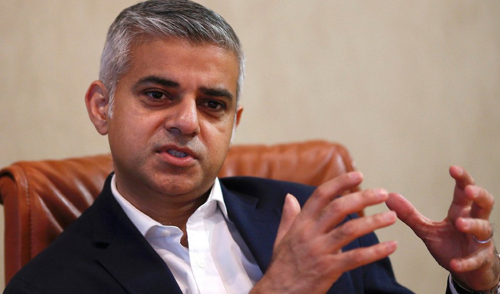 Candidato de oposição Sadiq Khan, do Partido Trabalhista, é o franco favorito para vencer a eleição de quinta-feira para a Prefeitura de Londres, depois de uma disputa marcada por tensões religiosas e acusações de racismo; Khan, filho de um motorista de ônibus, tem até 20 pontos percentuais de vantagem sobre seu adversário conservador, Zac Goldsmith; se vencer, ele sucederá o também conservador Boris Johnson e se tornará o primeiro muçulmano a comandar uma grande capital ocidental