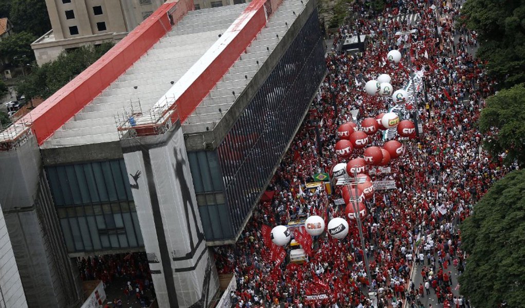 O que estamos disputando, neste momento, é se a “exceção” vai se consolidar ou não; se teremos uma transição, para uma outra situação institucional e política em dois meses ou em dois anos; se conseguiremos – para o próximo período – voltar ao convívio entre diferentes, aberto pela Carta de 88, ou se isso vai se tornar impossível