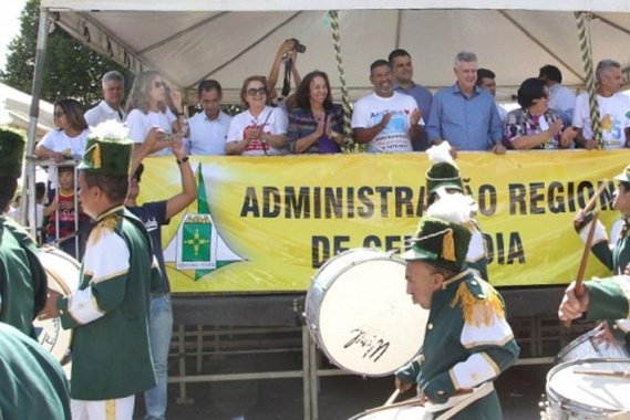 Cerca de 3 mil pessoas participaram do desfile cívico em comemoração aos 45 anos de Ceilândia, em frente à administração regional, neste sábado; evento contou com a presença do governador de Brasília, Rodrigo Rollemberg; ele ressaltou a importância de momentos como esse para a autoestima dos estudantes e aproveitou para agradecer a contribuição que a força de trabalho da região dá à economia do Distrito Federal; "Ceilândia é uma região consolidada, mas ainda precisa de melhorias, e o governo está olhando para isso"