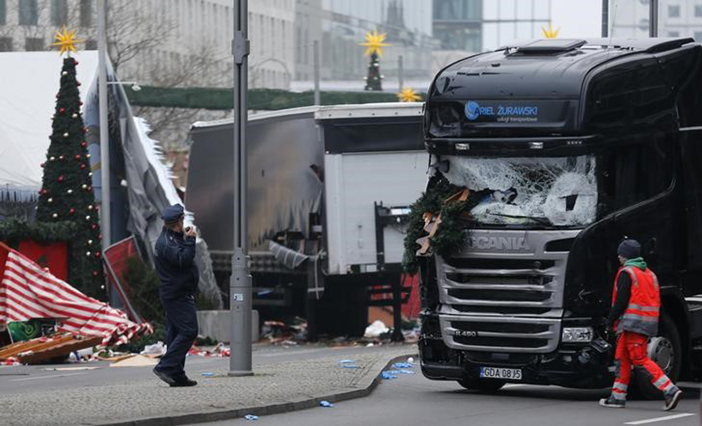Policiais vistos ao lado de caminhão após ataque em mercado natalino em Berlim. 20/12/2016 REUTERS/Hannibal Hanschke