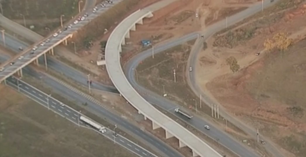 A Controladoria-Geral do Distrito Federal apontou irregularidades nas obras do BRT-Sul, que liga Santa Maria e Gama ao Plano Piloto. Segundo uma auditoria do órgão, houve "alteração desproporcional de preços do orçamento estimado" e alteração no projeto básico, incluindo a mudança no tamanho de algumas estações; estima-se um prejuízo de R$ 163 milhões. O contrato foi celebrado em maio de 2009 entre o Metrô e as empresas Andrade Gutierrez, OAS, investigadas na Operação Lava Jato, Via Engenharia e Setepla; em 2011, o acordo venceu e a execução da obra ficou sob responsabilidade do Departamento de Estradas de Rodagem (DER)