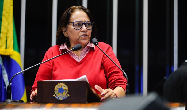 A senadora Fátima Bezerra (PT-RN) classificou a sessão do Senado desta quarta (11), em que é analisada a admissibilidade de abertura de processo de impeachment contra a presidente da República, Dilma Rousseff como uma farsa; ela afirmou que os “golpistas” usaram de todos os artifícios possíveis para cobrir com “manto da legalidade” o que de fato se configura em um golpe de Estado; a senadora defendeu Dilma, garantindo que ela não cometeu nenhum crime de responsabilidade e afirmou que o impeachment é apenas “a fantasia que oculta um projeto político derrotado nas eleições”