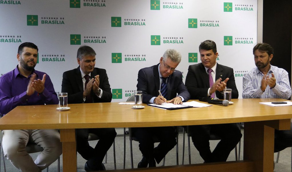 Cerca de 10 mil pessoas com o vírus HIV estão em tratamento na rede pública de saúde do Distrito Federal; em 2014, registraram-se 589 casos de pessoas infectadas e 409 de pacientes que desenvolveram a aids; a meta do País é alcançar o índice internacional — testar 90% das pessoas diagnosticadas, colocar 90% delas em tratamento e conseguir tornar a carga viral insignificante em 90% dos casos; de acordo com o ministério, faltam 11% para atingir esses indicadores; para confirmar o compromisso com a meta mundial, o governador Rodrigo Rollemberg assinou a Declaração de Paris, documento elaborado em 2014 e que ganhou a adesão de várias capitais do mundo