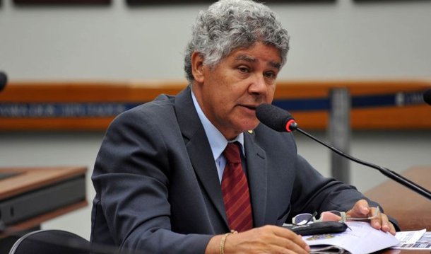 O deputado federal Chico Alencar (PSOL/RJ) criticou a votação secreta realizada nesta terça (8) na Câmara para escolha da comissão que discutirá o impeachment; "Essa foi a sessão mais esdrúxula de todos os mandatos que exerci. Foi imposta uma votação secreta, para que a traição comesse solta. O PSOL não aceitou votar atras das cortinas. O representado tem o direito de saber como seu representante vota", disse