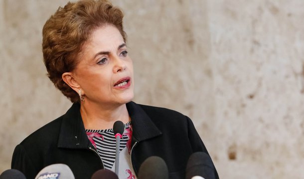 Para o colunista do 247 Alex Solnik, na entrevista que concedeu nesta sexta-feira, a presidente Dilma Rousseff "quis avisar de antemão que, se sair do poder antes do impeachment, como pretendem alguns, não será por vontade própria", diante de "exemplos históricos de que pressões desse tipo não acabam bem, como nos casos do suicídio de Getúlio e do golpe branco em Jango"; "Ao dizer que não irá renunciar ela avisa que, se cair, terá sido "renunciada", ou seja, forçada a deixar o cargo fora do rito constitucional. Talvez ela tenha detectado sinais de que há um golpe em formação dentro do golpe", completa o jornalista