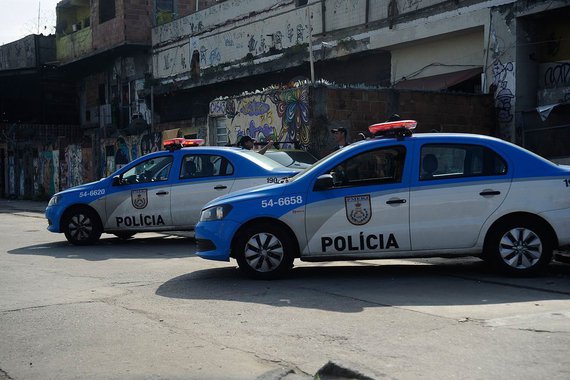Em apenas dois dias, quatro policiais militares foram mortos no Rio; primeiro dia do ano, o soldado André Willian de Oliveira foi encontrado morto no interior do seu carro em uma rua do bairro de Guadalupe, na zona norte do Rio; o policial era lotado no 3ºBPM, no Méier, e o caso está sendo investigado pela Delegacia de Homicídios; as informações são do 41ºBPM (Irajá); ainda no domingo, o policial Antônio Carlos Paiva Nunes, de 34 anos, foi baleado na cabeça, durante confronto na Avenida Leopoldo Bulhões, próximo a Manguinhos, zona norte da cidade
 