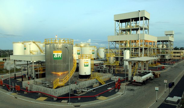 O Ibovespa subiu 1,25% nesta sexta-feira 12 puxado pela disparada das ações da Petrobras, que por sua vez acompanhou a recuperação do petróleo; apesar deste movimento, o índice não evitou terminar a semana com perdas de 1,93%, aos 39.808 pontos, seguindo os dias de "sell off" no mundo todo durante o feriado de carnaval; notícia de que a Opep pode cortar a produção do petróleo levou o petróleo a disparar 11%, ajudando a Petrobras a subir 8%