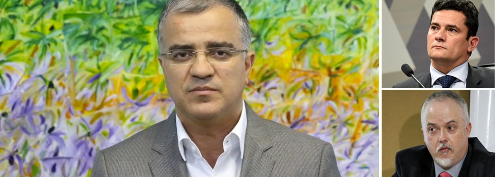 "Quando procuradores da República dizem que criticar a condução coercitiva é cortina de fumaça e que só houve incômodo porque Lula foi atingido, eles adotam uma atitude arrogante", afirma o jornalista Kennedy Alencar; "A Lava Jato não é imune a críticas"; para Kennedy, a operação do juiz Sérgio Moro em torno do ex-presidente foi uma "estratégia política"; "Vai além do jurídico. Juízes, procuradores e policiais que agem com viés político podem cometer abusos. Isso não é bom para a Lava Jato nem para o país"; e completa: "O ex-presidente Lula tem de dar explicações. Não está acima da lei. Mas como todo cidadão não pode ter seus direitos desrespeitados"