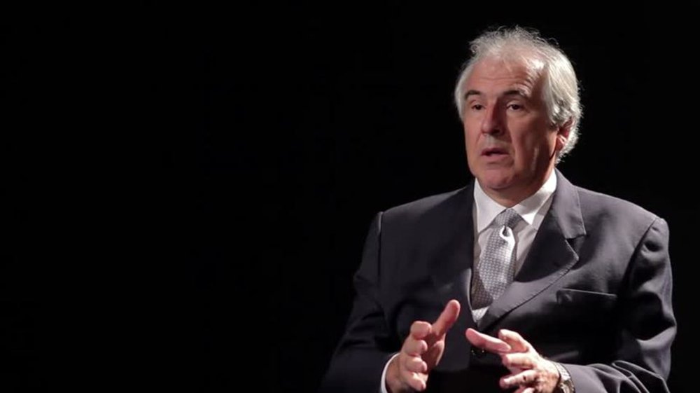 Empresário mineiro Rubens Menin, que preside a Abrainc, afirmou que sem resolver a crise política é difícil alavancar a economia"; ele diz ser contra segurar "o câmbio para controlar a inflação, assim como segurar as tarifas"; "Defendo um câmbio de R$ 4, para melhorar a competitividade do País", disse; no entanto, ele afirma que "o investidor já está olhando muito mais o Brasil do que olhava antes"; "O cara que investiu a R$ 2, ganhou 100% com o investimento dele aqui, mas se saiu com o dólar a R$ 4, não ganhou nada. Agora, ele sabe que vai ganhar"; Menin criticou o impeachment; "Os partidos teriam de ser maiores do que são, em termos de pensar o País, sem interesses eleitorais e eleitoreiros"