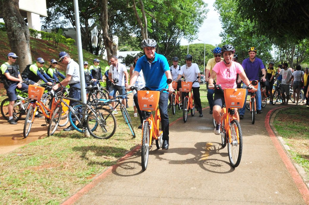 Programa Bike Brasília disponibilizou, nas Asas Sul e Norte, mais 110 unidades, elevando para 400 o total de bikes colocadas à disposição dos amantes do pedal; para acomodá-las, foram inaugurados mais 11 pontos de retirada e entrega, totalizando 40 espaços; de acordo com o secretário de Mobilidade, Marcos Dantas, o sistema de bicicletas compartilhadas é uma solução sustentável para deslocamentos em pequenas distâncias; "As bicicletas facilitam a mobilidade das pessoas no centro de Brasília e também complementam o sistema de transporte coletivo"