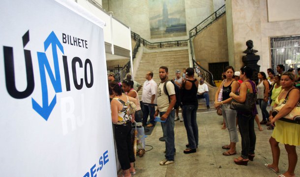 O Bilhete Único Intermunicipal passa a custar R$ 6,50, a partir desta segunda-feira (1), no Rio; e, nesta terça-feira (2), será a vez da passagem de trem aumentar. O bilhete passará de R$ 3,20 para R$ 3,70; no dia 12, o reajuste será na tarifa das barcas, que passará a cobrar R$ 4,10