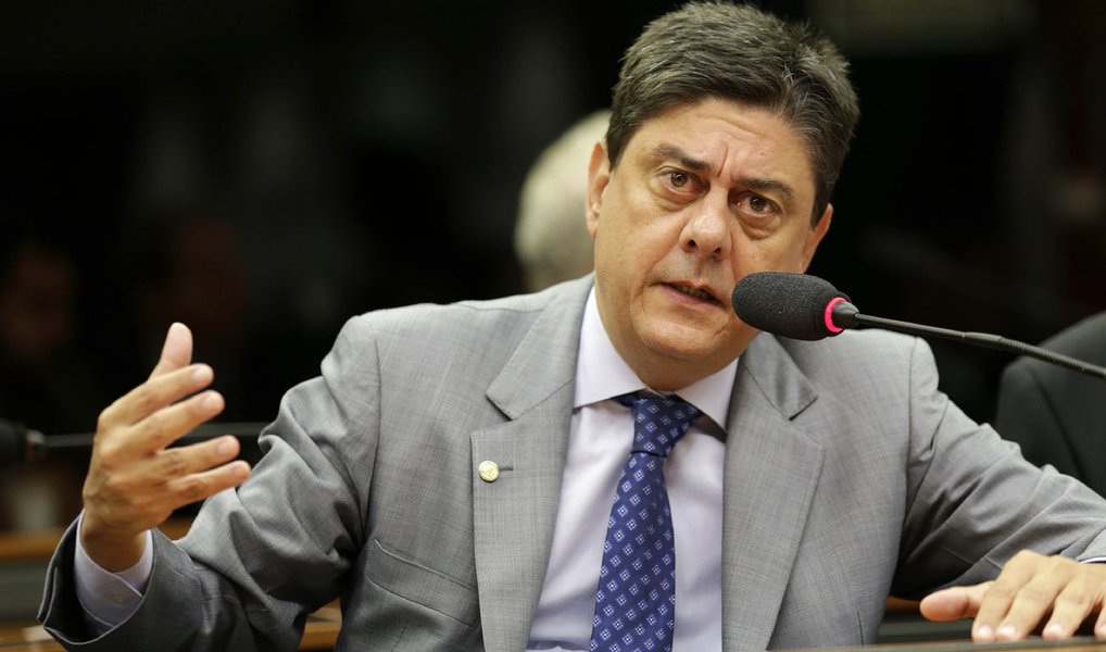 “Esse vazamento é ilegal. A lei de interceptação proíbe isso. Sérgio Moro cometeu um crime e vai ter que responder por isso”; a afirmação é do deputado federal Wadih Damous (PT-RJ); para ele, uma vez que o próprio juiz reconhece que não há indícios de ilegalidade no diálogo, retirar o sigilo mostra uma tentativa de “insuflar a população contra o governo” e “provocar um clima de instabilidade”