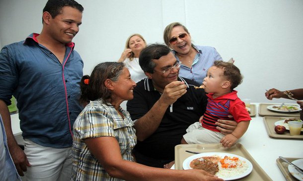 Governador esteve neste sábado em Chapadinha para a inauguração do Restaurante Popular da cidade; acompanhado de secretários e deputados estaduais, ele aproveitou a visita para vistoriar as obras do Hospital Regional do município, do Mais Asfalto na Vila Izamara, da reforma do Centro de Ensino Dr. Paulo Ramos e ainda, anunciou outras ações para a população chapadinhense
