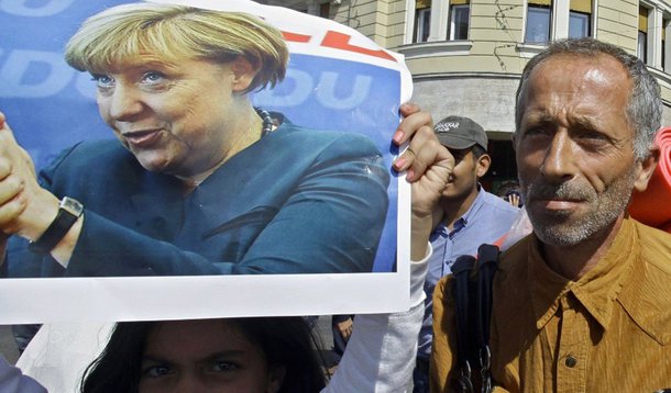 Chanceler Angela Merkel, que obteve recordes de alta popularidade no início do ano, tem sido cada vez mais isolada nos últimos meses por membros de sua base conservadora que vêm pressionando-a para que tome uma atitude mais dura com os que buscam asilo no país