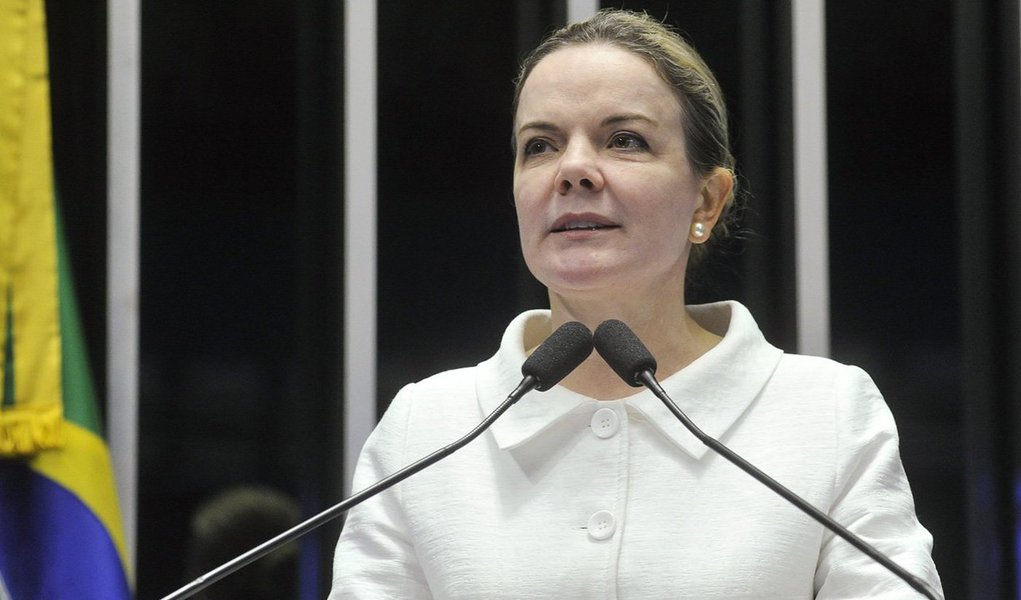 Senadora Gleisi Hoffmann (PT-PR) destacou as diferenças entre o processo de impeachment contra a presidente Dilma e o contra de cassação contra o presidente da Casa, Eduardo Cunha (PMDB-RJ); segundo ela, no caso de Cunha, o processo é moroso e com toda garantia de defesa, no da presidente Dilma, isso não aconteceu; parlamentar disse que o relatório do deputado Jovair Arantes (PTB-GO), que é favorável ao processo contra a presidente, é marcado por inconstitucionalidades; "Que tipo de processo nós vamos ter? Eivado de vícios. Que não tem base constitucional e que tem a dúvida do relator"