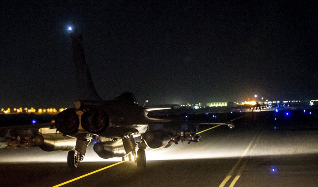 A aviação francesa bombardeou novamente o principal reduto do grupo extremista Estado Islâmico no Norte da Síria, destruindo um centro de comando e um centro de treinamento, anunciou o Estado-Maior das Forças Armadas da França