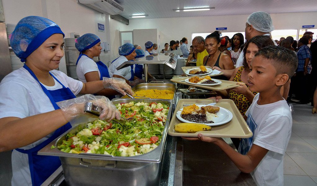 O governador do Maranhão, Flávio Dino, entrega mais dois restaurantes populares – um no município de Chapadinha, e, outro, no município de Zé Doca; cada um terá capacidade para servir 500 refeições por dia; os eventos também terão a participação do secretário de Estado de Desenvolvimento Social (Sedes), Neto Evangelista; no estado, já somam 10 os restaurantes, sendo sete na Região Metropolitana de São Luís; a refeição tem custo simbólico de R$ 2, incluindo sobremesa e beneficia 13 mil pessoas diariamente
