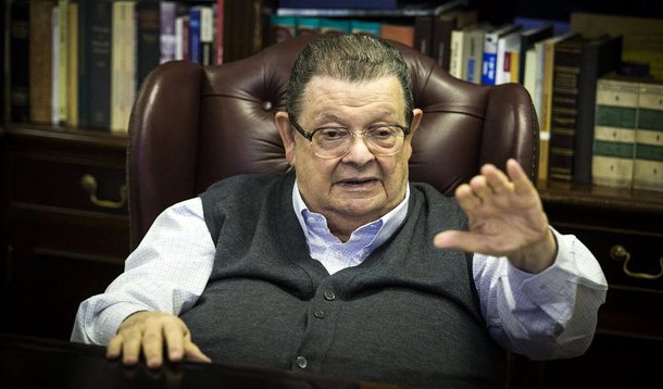 "O presidencialismo não funciona sem presidente. E acho que é tempo de a gente entender, não tem mais impeachment", avalia o ex-ministro Antonio Delfim Netto; para ele, a decisão do Supremo Tribunal Federal (STF) de transferir para o Senado a decisão final sobre o impeachment matou a possibilidade de o processo avançar; diante do cenário, afirma que a presidente Dilma Rousseff deve reassumir o governo e emparedar o Congresso levando, na abertura do ano legislativo, dia 2, quatro projetos de reformas - da Previdência Social, do mercado de trabalho, de dexindexação e da desvinculação dos gastos orçamentários; "Em algum momento temos que saber quem é o responsável pelo Brasil", diz