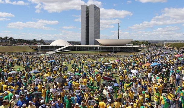 Essa gente abobalhada de verde-e-amarelo nunca foi a favor de prender corruptos, até porque votou sempre neles, movida pela catapora infantil do antipetismo. Esses neoprobos formam as fileiras da classe média apavorada e iletrada do Brasil, alimentada de ódio pela mídia - esse lixo que depende do golpe para voltar a mamar nas tetas do Estado