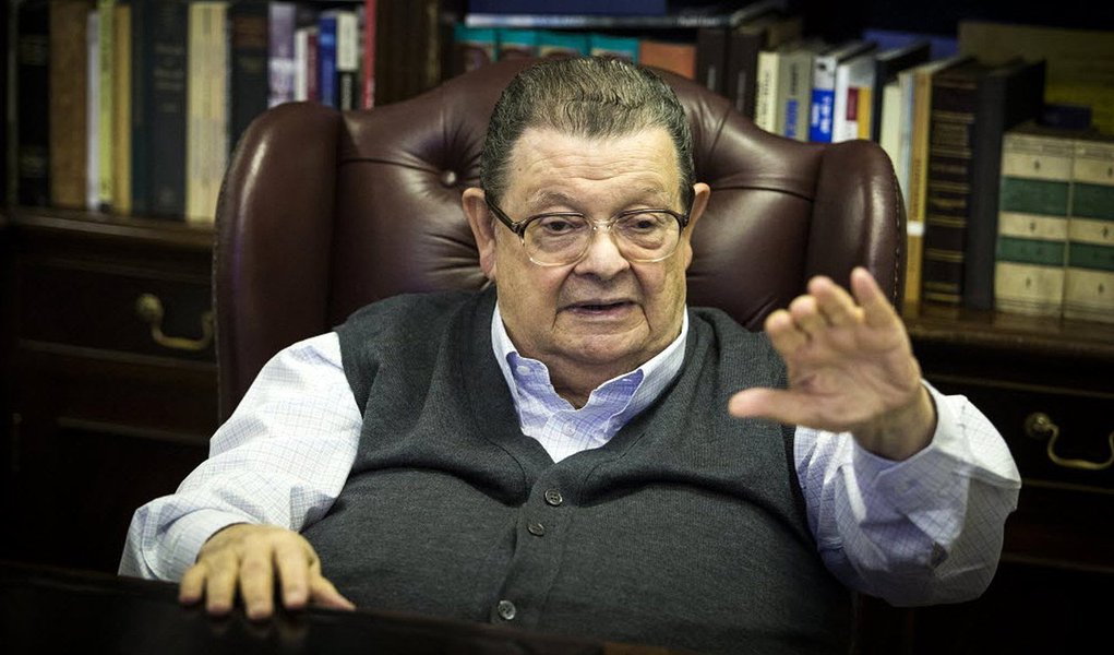 "O presidencialismo não funciona sem presidente. E acho que é tempo de a gente entender, não tem mais impeachment", avalia o ex-ministro Antonio Delfim Netto; para ele, a decisão do Supremo Tribunal Federal (STF) de transferir para o Senado a decisão final sobre o impeachment matou a possibilidade de o processo avançar; diante do cenário, afirma que a presidente Dilma Rousseff deve reassumir o governo e emparedar o Congresso levando, na abertura do ano legislativo, dia 2, quatro projetos de reformas - da Previdência Social, do mercado de trabalho, de dexindexação e da desvinculação dos gastos orçamentários; "Em algum momento temos que saber quem é o responsável pelo Brasil", diz