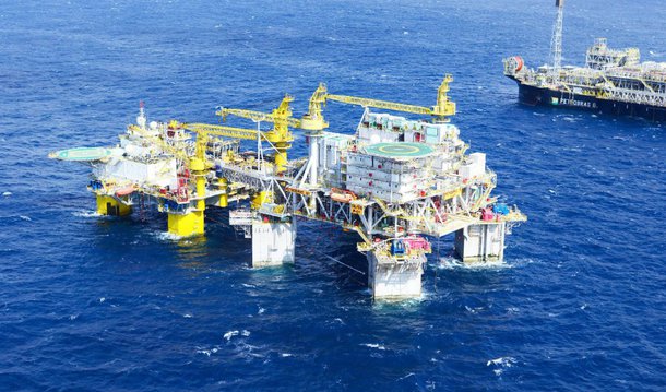 A diretora de Exploração e Produção da Petrobras, Solange Guedes, disse nesta quarta (28) na Offshore Tecnology Conference Brasil (OTC), no Rio de Janeiro, que o tempo de construção dos poços do pré-sal desde 2010 teve uma redução significativa de mais de 50% e destacou a alta produtividade dos poços do pré-sal; a produção triplicou nos últimos 30 meses, com a eficiência operacional da companhia tendo atingido 92,4%, na média dos últimos três anos