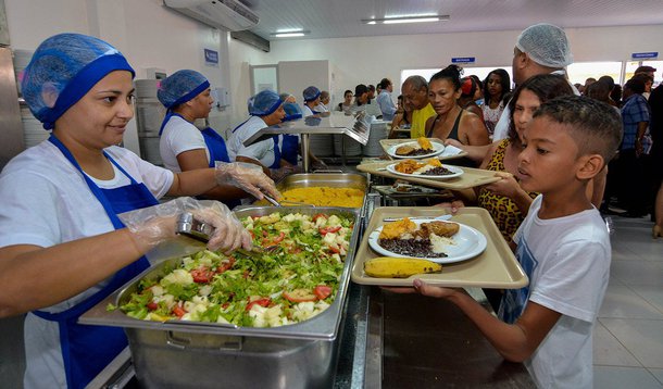 O governador do Maranhão, Flávio Dino, entrega mais dois restaurantes populares – um no município de Chapadinha, e, outro, no município de Zé Doca; cada um terá capacidade para servir 500 refeições por dia; os eventos também terão a participação do secretário de Estado de Desenvolvimento Social (Sedes), Neto Evangelista; no estado, já somam 10 os restaurantes, sendo sete na Região Metropolitana de São Luís; a refeição tem custo simbólico de R$ 2, incluindo sobremesa e beneficia 13 mil pessoas diariamente