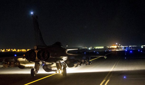 A aviação francesa bombardeou novamente o principal reduto do grupo extremista Estado Islâmico no Norte da Síria, destruindo um centro de comando e um centro de treinamento, anunciou o Estado-Maior das Forças Armadas da França